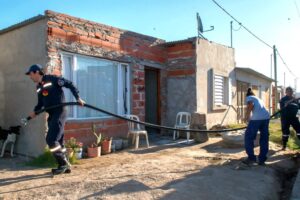 Bomberos-llevan-agua-a-los-barrios-del-bajo-Cerda