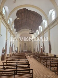 Se-cayo-cielorazo-de-Iglesia-parecida-a-la-de-casares
